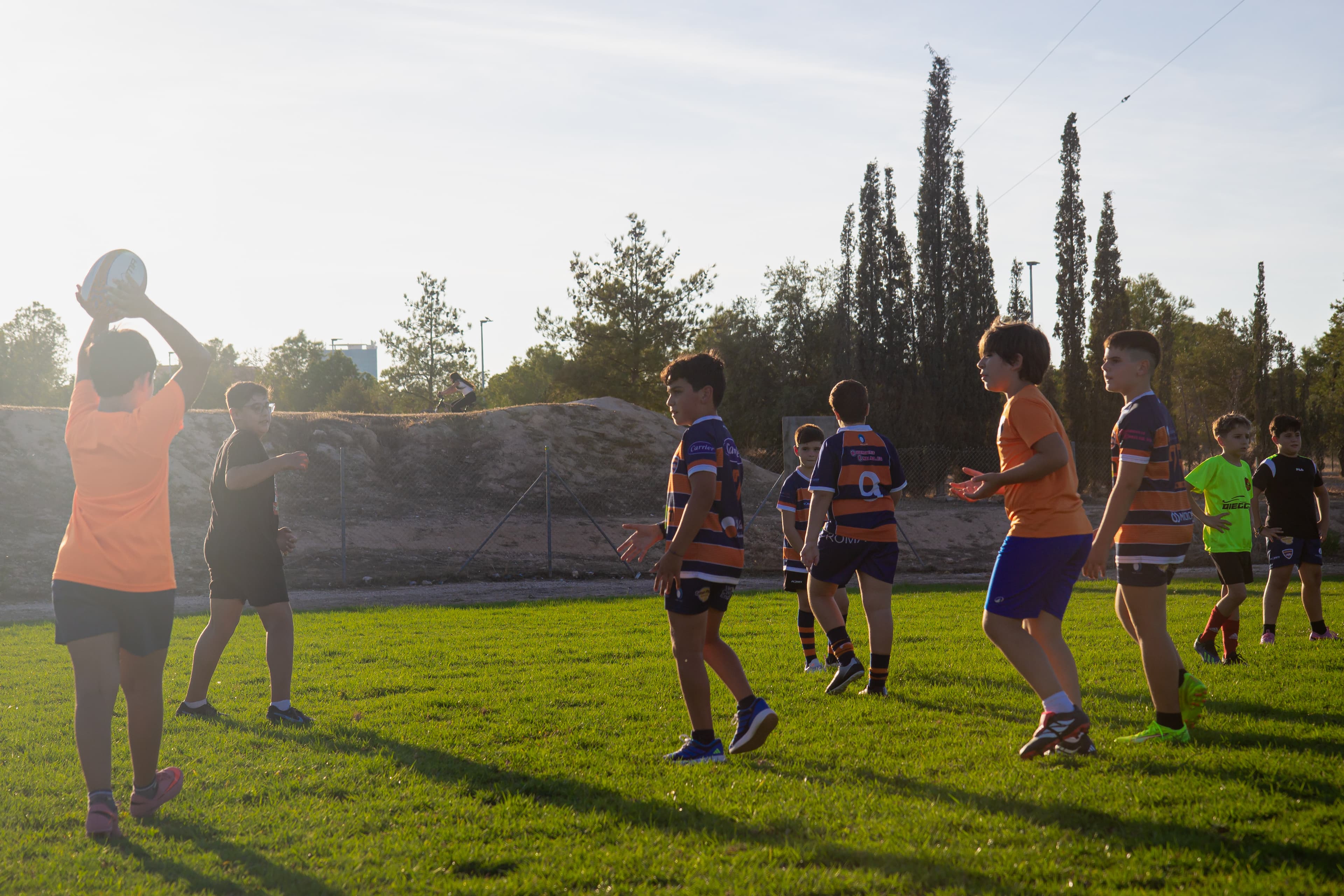 Compañeros de equipo al atardecer